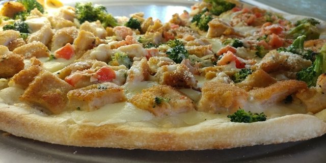 Chicken Broccoli & Tomato Pizza
