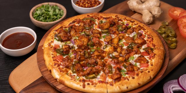Korean Chili Chicken Pizza