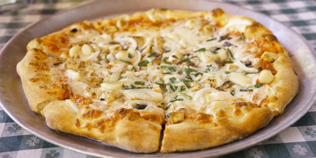 Roasted Garlic Chicken Pizza
