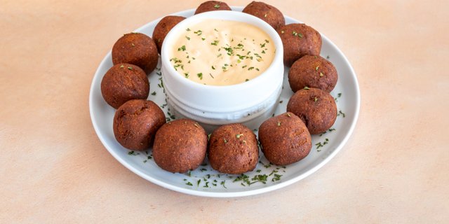 Falafel Balls w/ Sauce