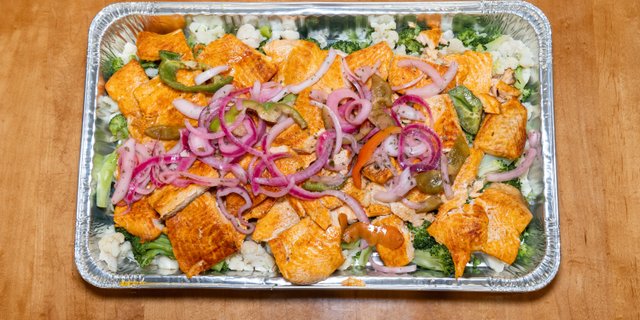 Broiled Salmon w/ Vegetables / Salmon con Vegetales