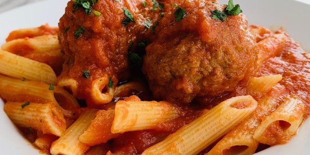Meatballs w/ Penne Pasta
