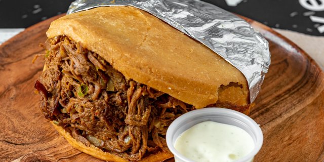Arepa de Carne Mechada