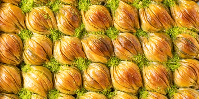 Mussel-Shaped Pistachio Baklava Tray