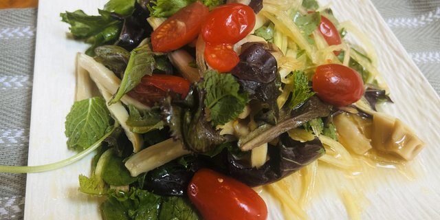 No. 25 Mushroom w/ Green Papaya Salad
