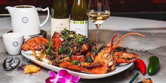Wok-Tossed Dungeness Crab in Dry Garlic