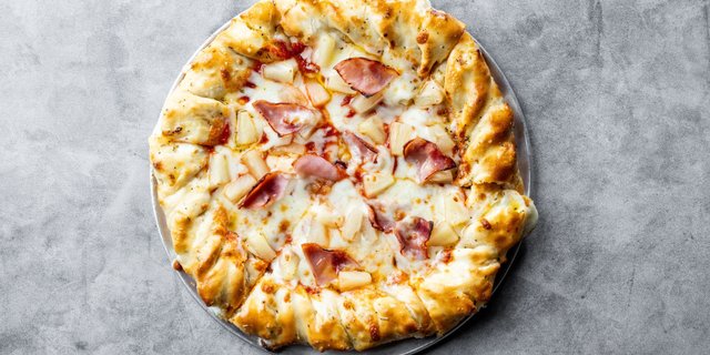 Maui Vacay House Deluxe Pizza