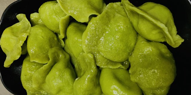Chicken Dumpling Corn in Spinach Wrapper Tray