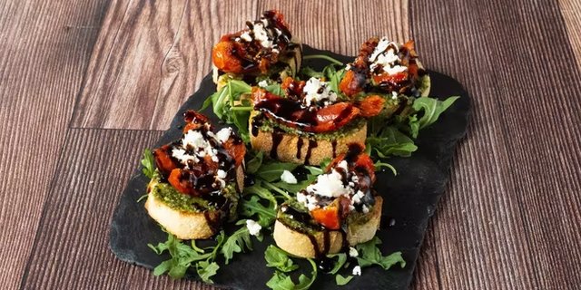 Pesto & Marinated Tomatoes Crostini Platter