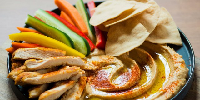 Hummus, Crudite, Grilled & Chilled Chicken Tray