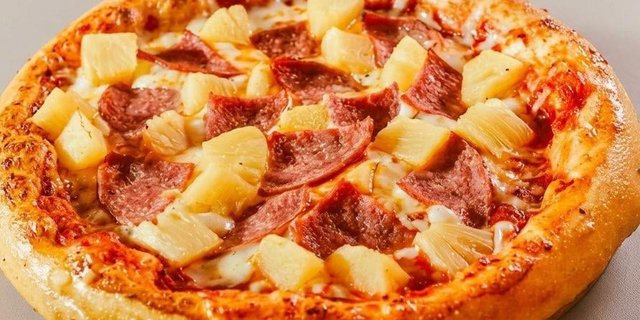 Hawaiian (Turkey Bacon) Pizza