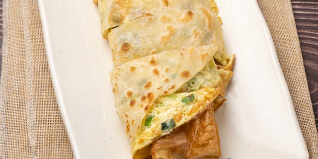 Egg Crêpe w/ Deep-Fried Cruller (蛋餅夾油條)