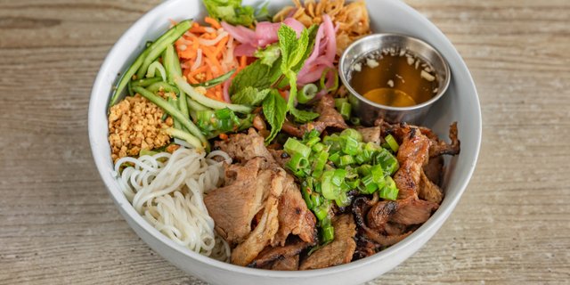 Grilled Meat Noodle Bowl