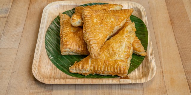 Small Vegetarian Curry-Potato Puffs