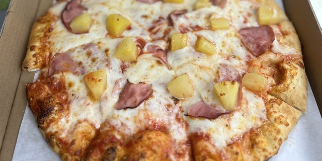 The Hawaiian Deluxe Pizza