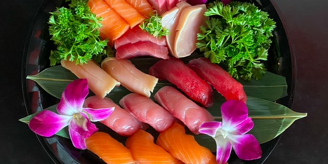 20-Piece Sashimi & Nigiri Combo