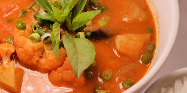 Spicy Red Curry w/ Vegan Chicken