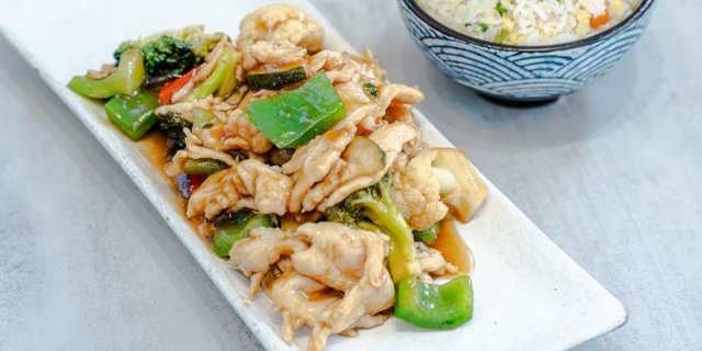 R21F. Chicken with Mixed Vegetables and Fried Rice Boxed Lunch