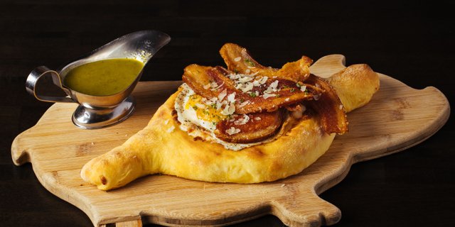 Bacon & Egg Cheeseboat