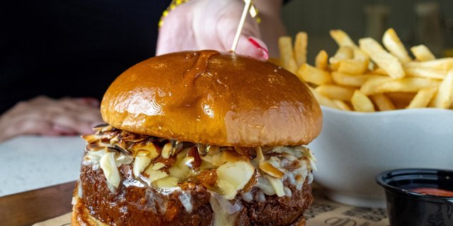 Cest La Brie Vegan Burger