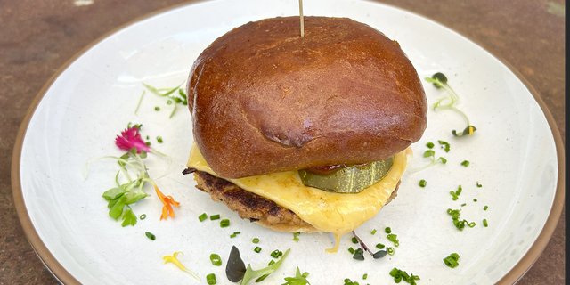 Downtown Cheeseburger