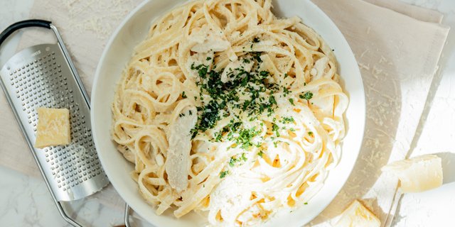 Fettuccine Chicken Alfredo Tray