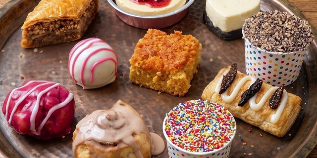 Medium Sweet Pastry Box