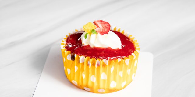 Mini Basque Vanilla Strawberry Cheesecake