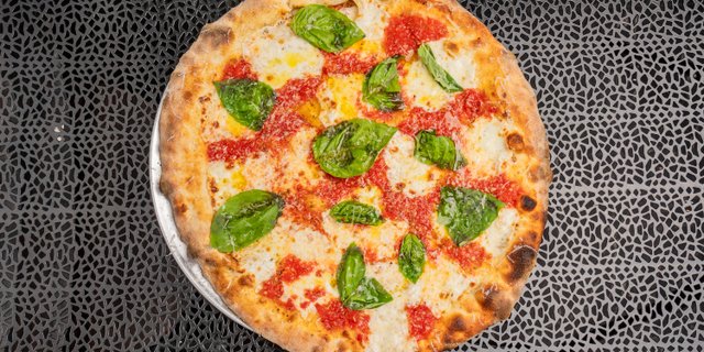 Old School Margherita NY Pizza