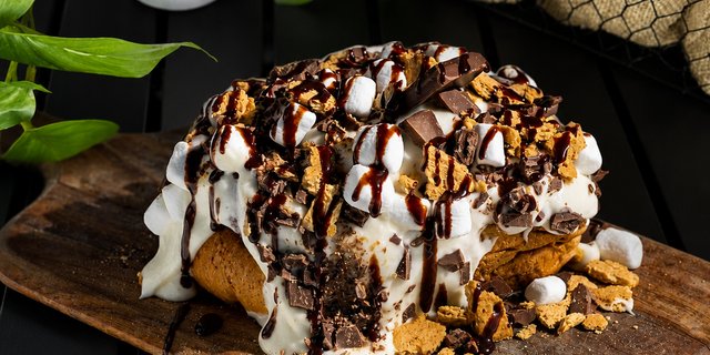 Loaded S'mores Cinnamon Rolls