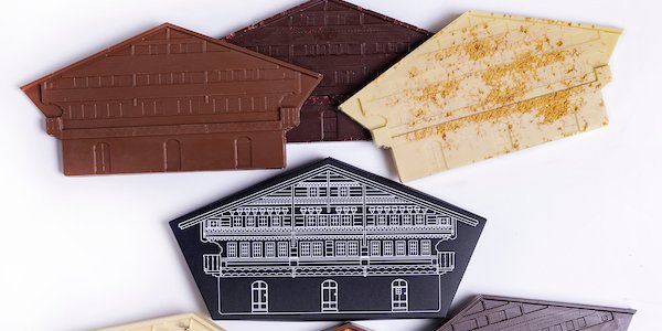 Large Milk Chocolate & Roasted Halzenuts Bar