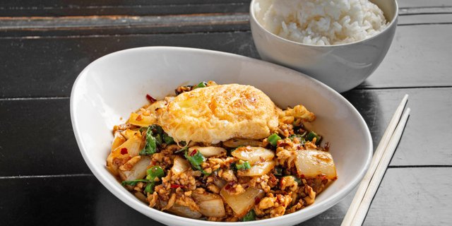 Kraprao Gai Khai Dao