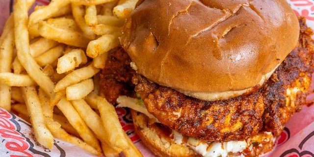 Chicken Sandwich Boxed Lunch w/ 1 Side