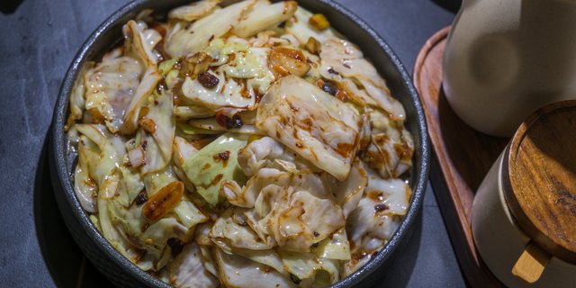 Stir-Fried Spicy & Sour Cabbage