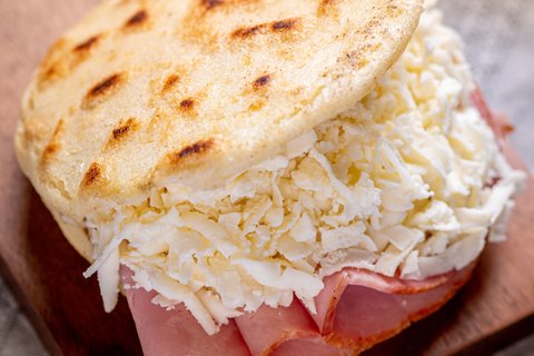 Jamón y Queso Arepa