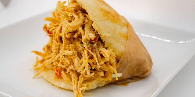 Pollo Mechado Arepa