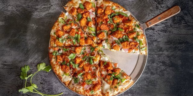 Halal Chicken 65 Pizza