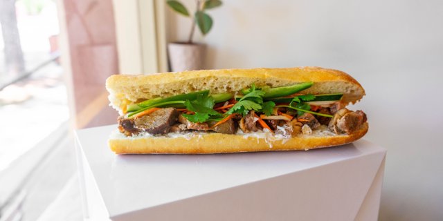 Sticky Pork Bánh Mì