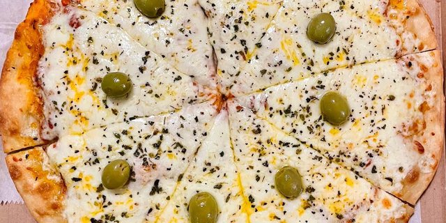 Argentinian Cheese Pizza