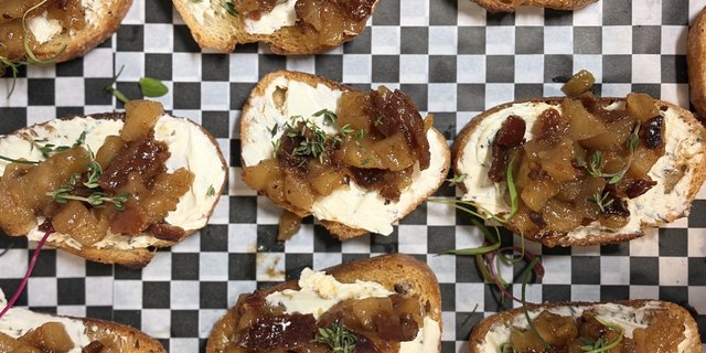 Apple Bacon Crostinis