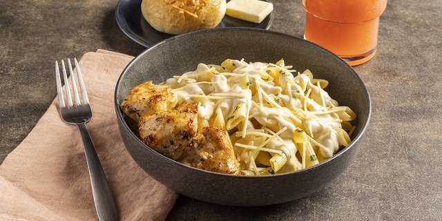 Chicken Alfredo Pasta & Bread