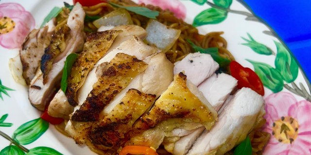 Drunken Noodles With Grilled Chicken Thigh (Pad Kee Mao Gai Yang)