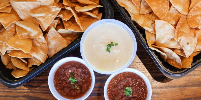 Chips w/ Queso & Salsa