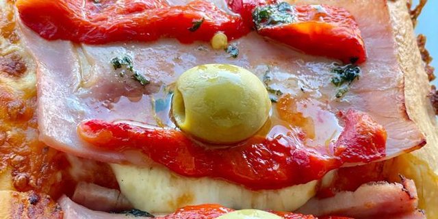 Argentinian Jamon y Morron Pizza