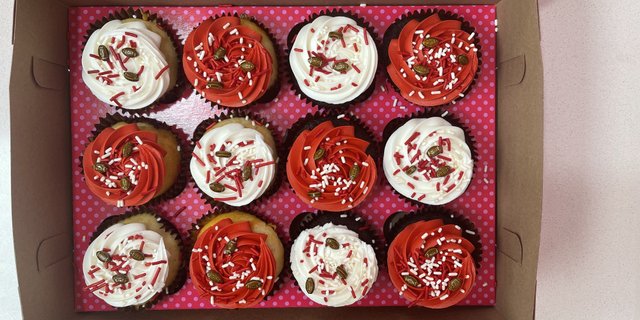 Go Big Red Cupcake Box