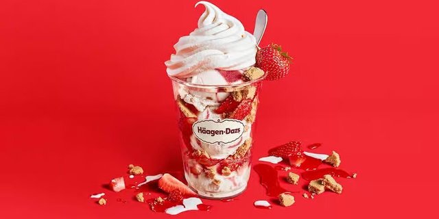 New York Strawberry Cheesecake Dazzler Sundae