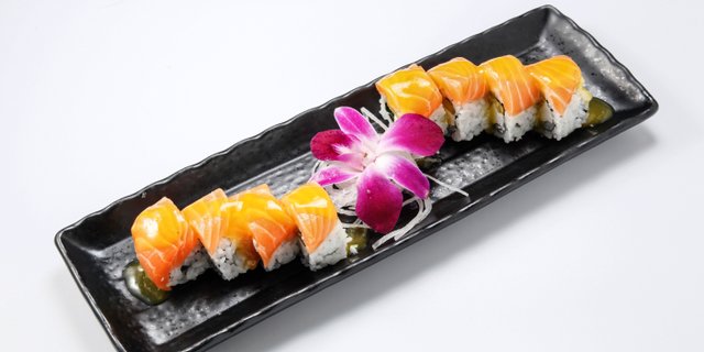 Mango Salmon Fresh Roll