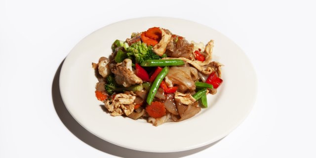 Pad Ki Mow (Drunken Noodles) Tray