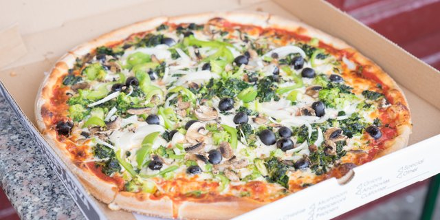 Vegetable Pizza w/ Fresh Mozzarella