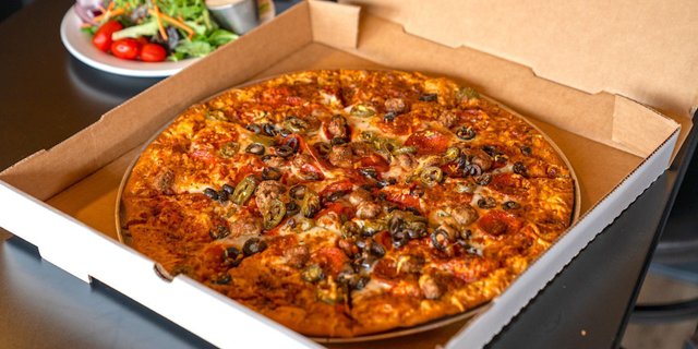16" Specialty Pizza Package